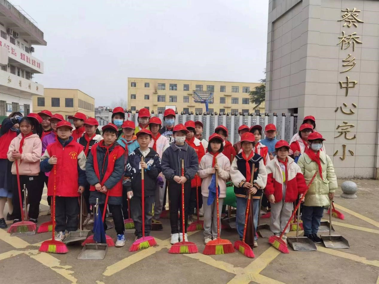 蔡橋中心完小開展愛國衛(wèi)生運(yùn)動(dòng)——“清理校外一條街”活動(dòng)