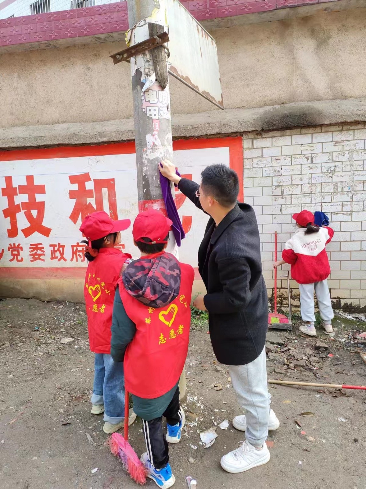 蔡橋中心完小開展愛國衛(wèi)生運(yùn)動(dòng)——“清理校外一條街”活動(dòng)