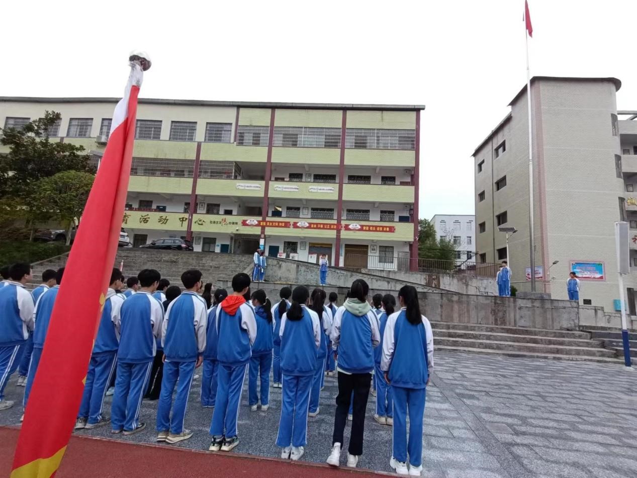 塘渡口中學(xué)開展“課間文明禮儀”主題國旗下的講話