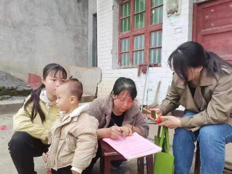 邵陽縣下花橋鎮(zhèn)中心完全小學(xué)黨支部開展“”千師訪萬戶”防溺水安全家訪工作
