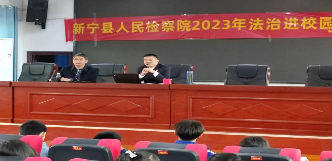 檢察長攜手焦家垅中學(xué)開展“法制進(jìn)校園”