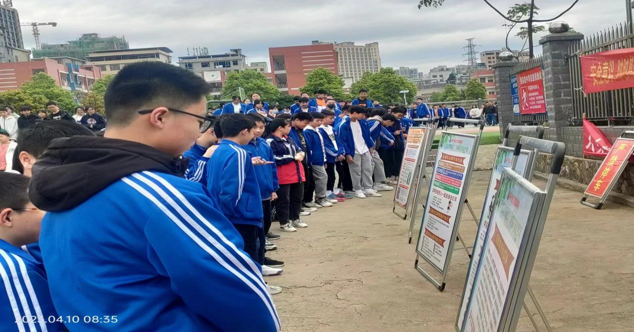 檢察長攜手焦家垅中學(xué)開展“法制進(jìn)校園”