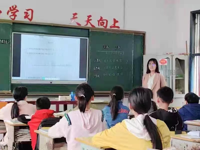 送教下鄉(xiāng)傳經(jīng)驗 聯(lián)合教研共成長