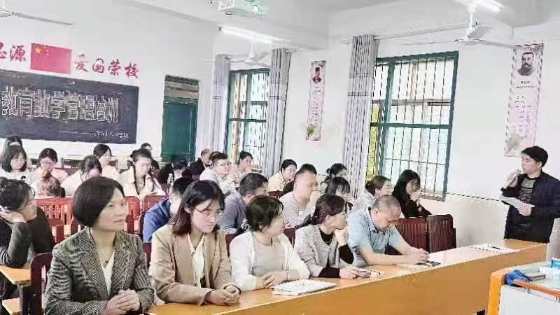 送教下鄉(xiāng)傳經(jīng)驗 聯(lián)合教研共成長