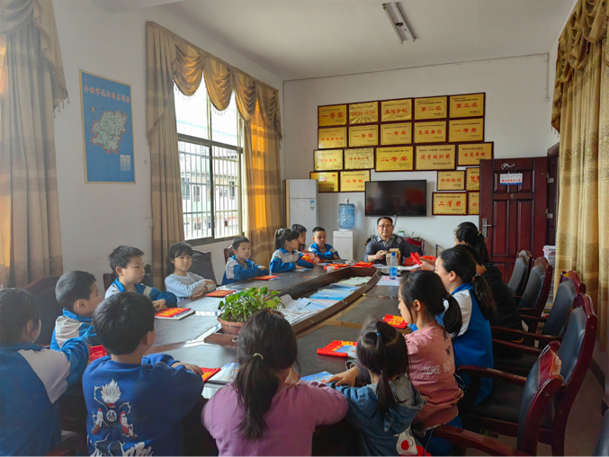 文明路隊(duì)伴我行，校園安全牢記心