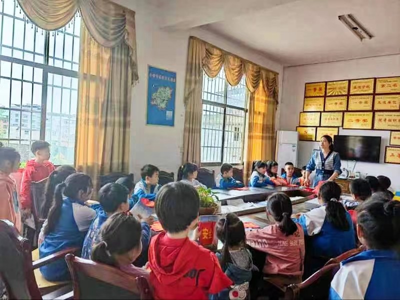 文明路隊(duì)伴我行，校園安全牢記心