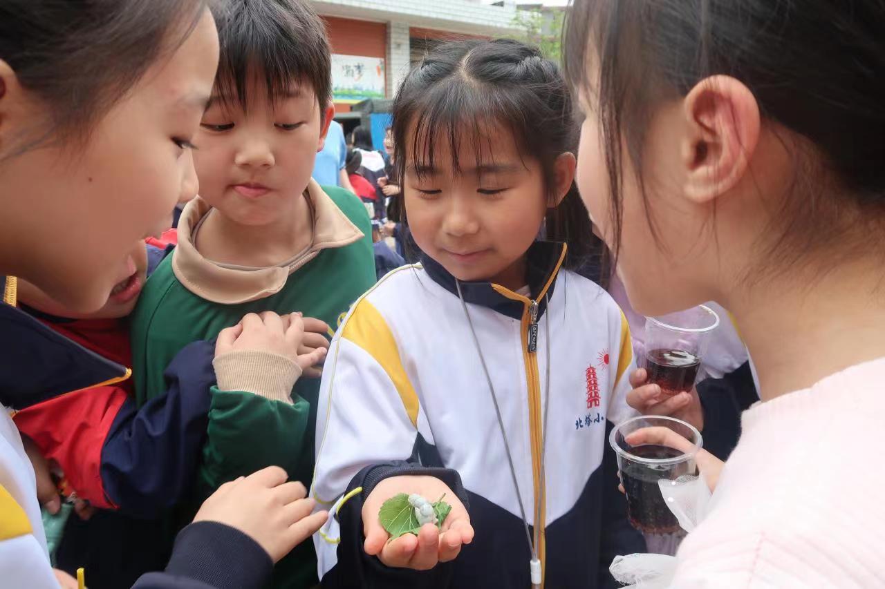 北塔小學(xué)：關(guān)愛留守兒童，義賣淘你所愛