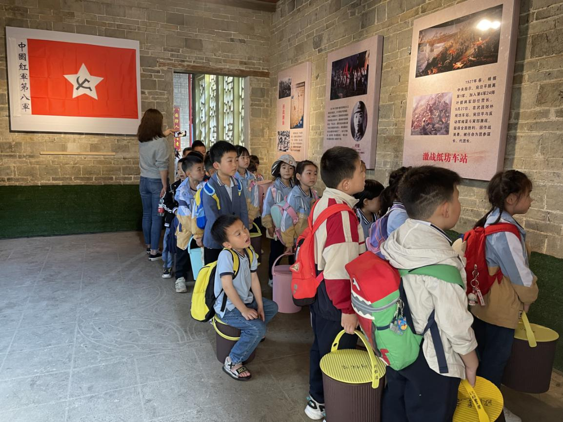 開展“賞春日美景，尋紅色足跡”社會實踐活動