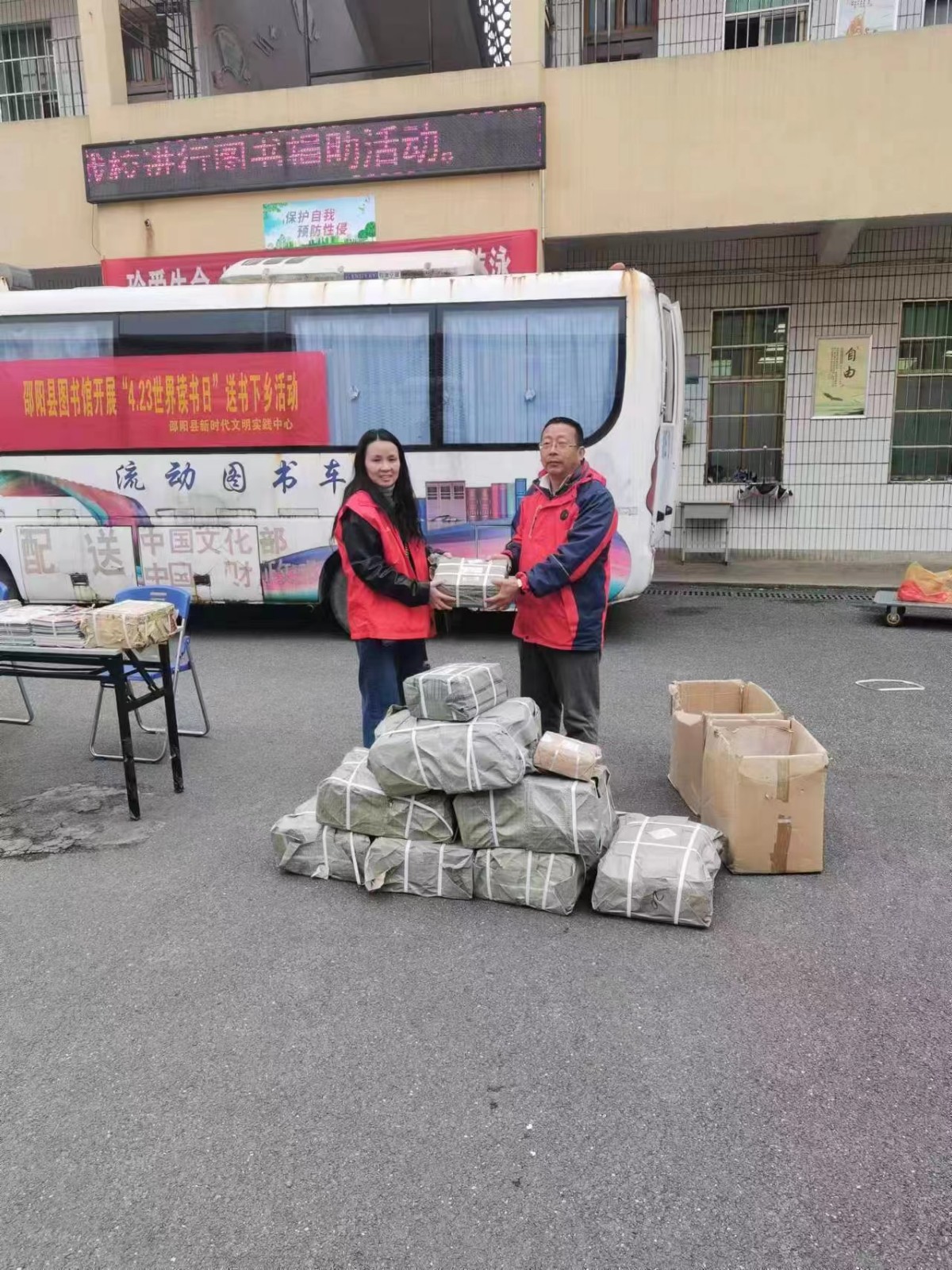 塘田市鎮(zhèn)中學(xué)舉行圖書捐贈(zèng)儀式暨讀書活動(dòng)