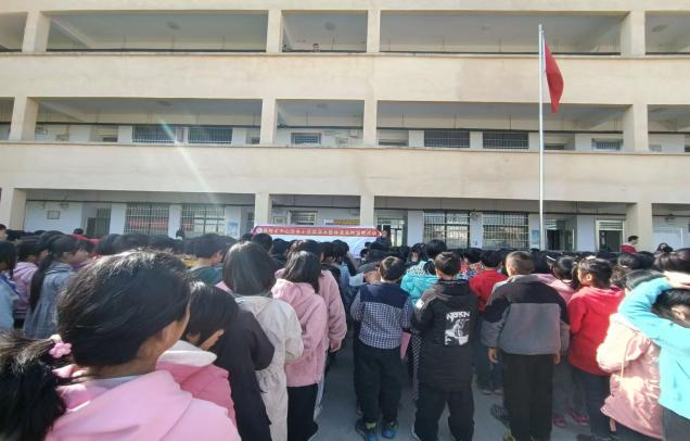 蔡橋鄉(xiāng)中心完小舉行防溺水宣誓及簽名