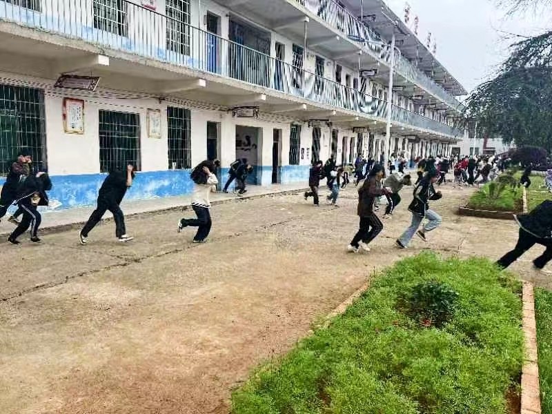 下花橋鎮(zhèn)雙江中學(xué)開(kāi)展防地震應(yīng)急演練