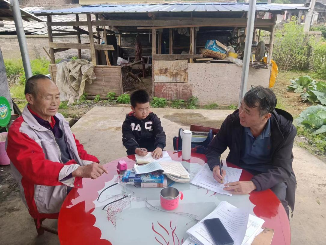 萬塘鄉(xiāng)中心小學(xué)開展防溺水家訪