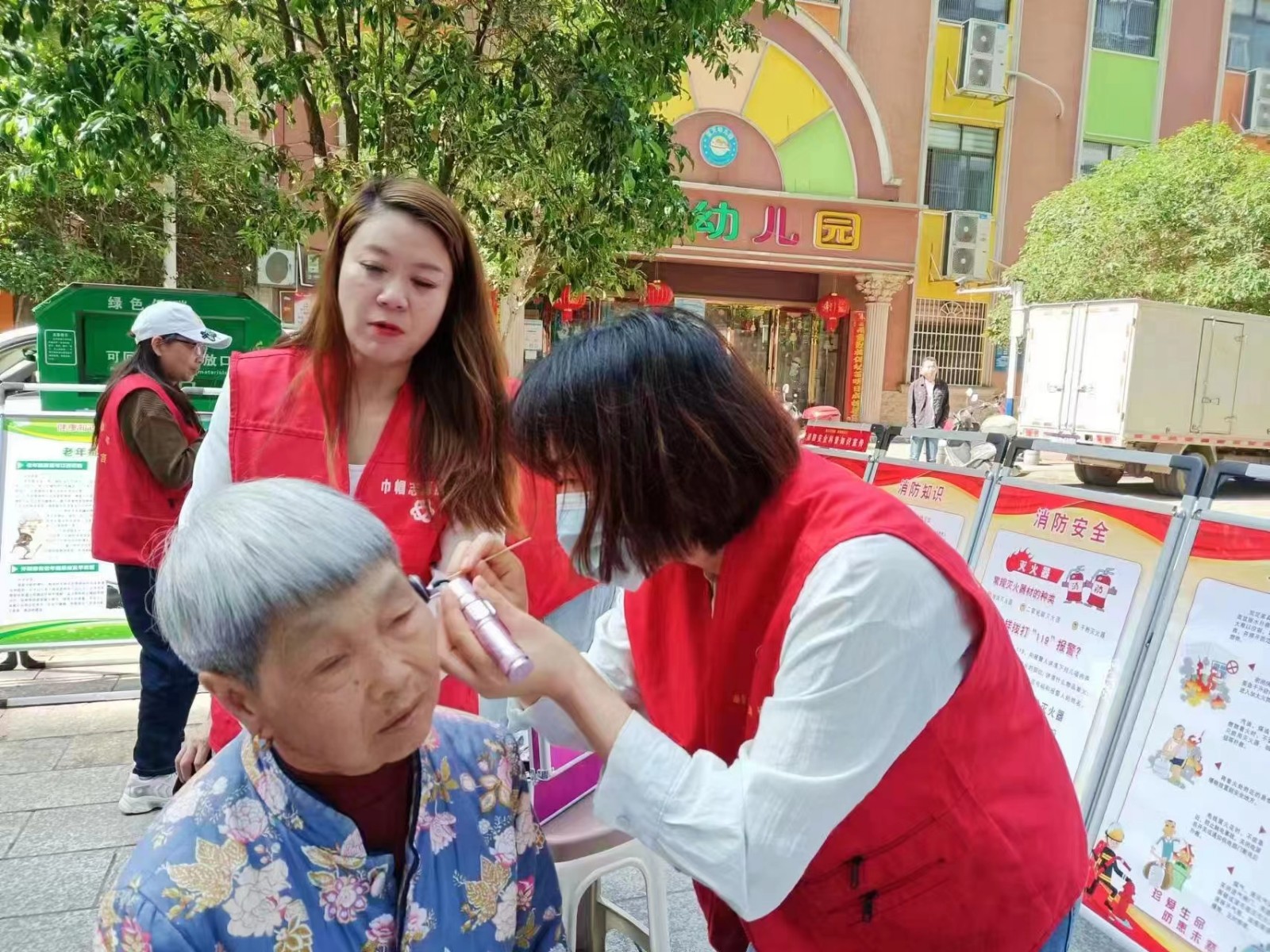 辰溪“助力文明城、志愿我先行”志愿服務(wù)進社區(qū)