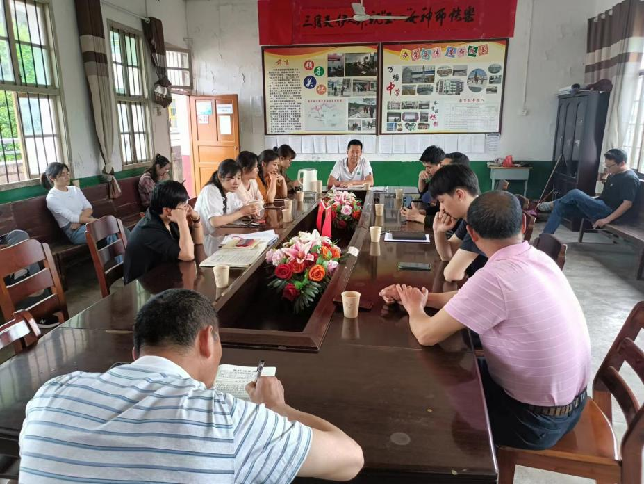 萬塘中學(xué)召開五四青年節(jié)座談會