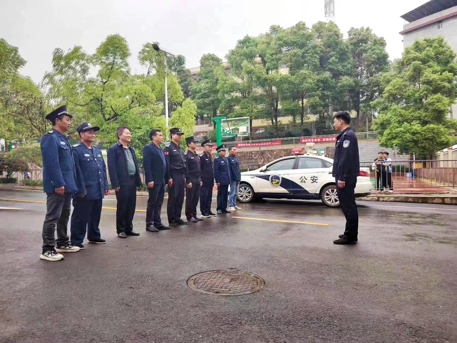 塘渡口中學(xué)開(kāi)展防暴反恐演練