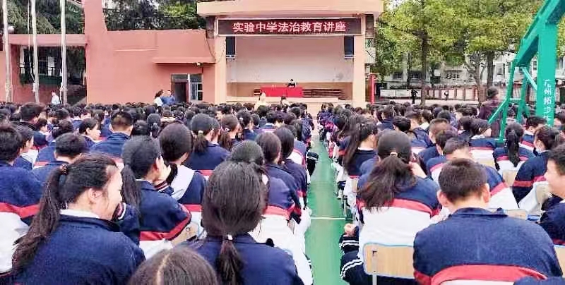 法制教育講座呵護學(xué)生平安成長