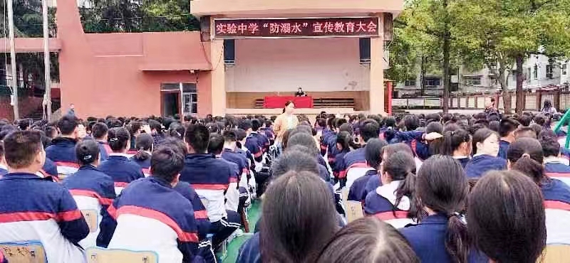 法制教育講座呵護學(xué)生平安成長