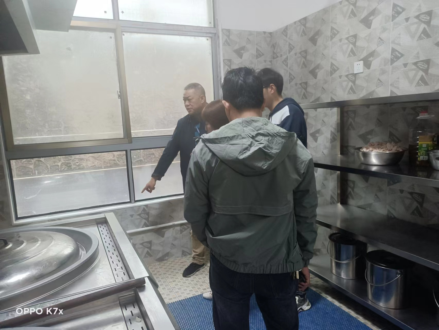 食品督導(dǎo)監(jiān)管局督導(dǎo)組赴下花橋鎮(zhèn)中心幼兒園督導(dǎo)抽檢食品安全工作