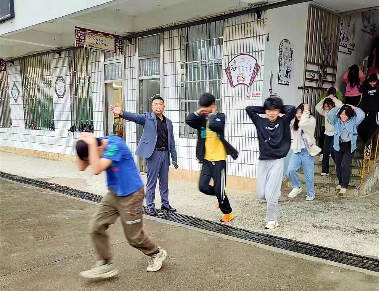 下花橋鎮(zhèn)中學(xué)全國減災(zāi)日開展防地震演練