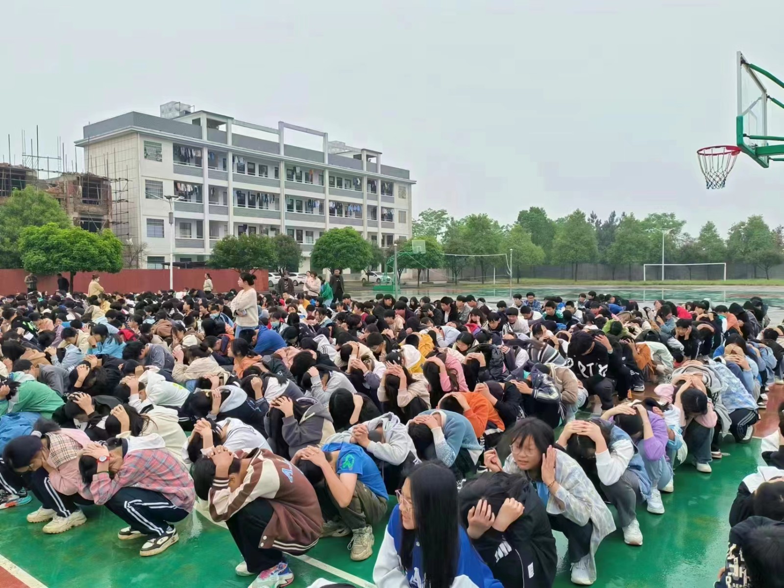 下花橋鎮(zhèn)中學(xué)全國減災(zāi)日開展防地震演練