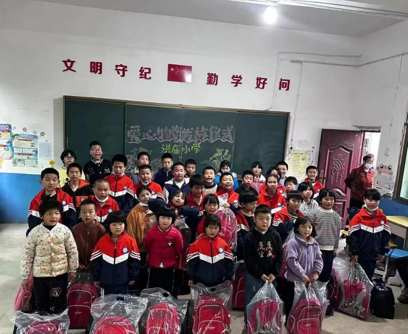 心系母校送溫暖，愛心發(fā)放寄厚望