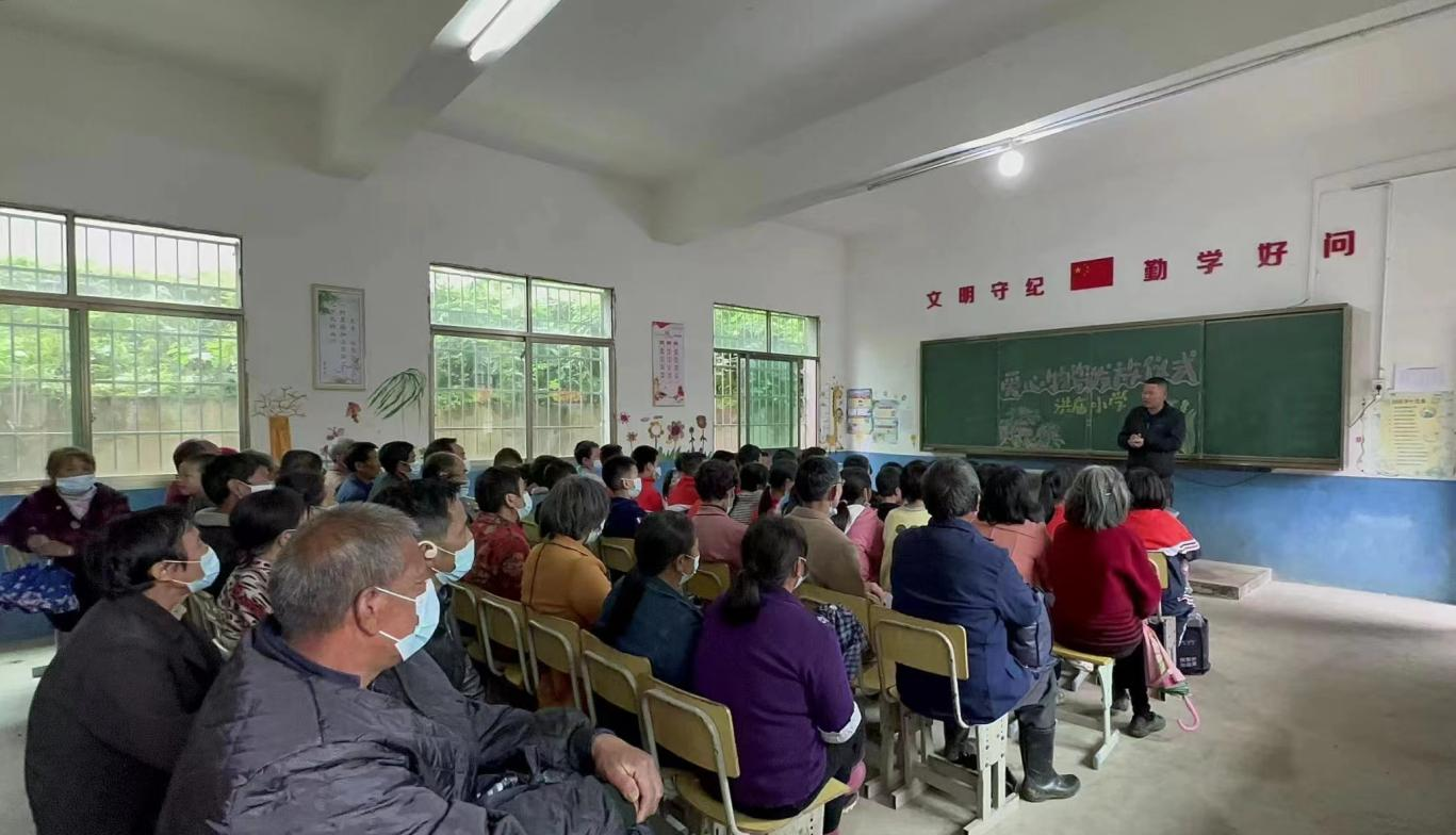 心系母校送溫暖，愛心發(fā)放寄厚望