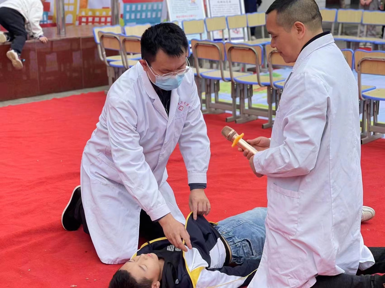 開(kāi)展防溺水應(yīng)急演練活動(dòng)