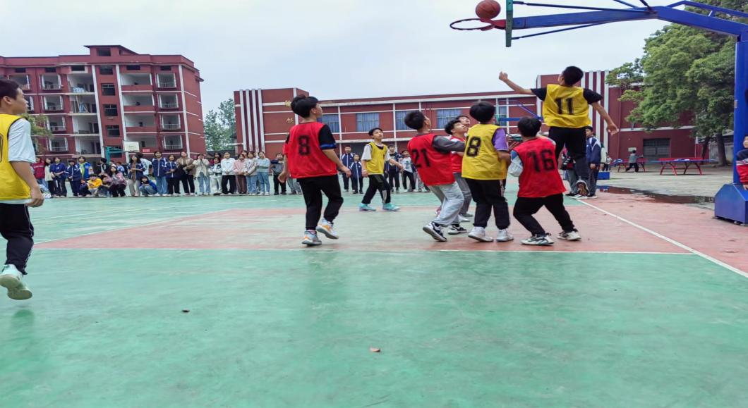 金稱市鎮(zhèn)初級中學舉行八年級男子籃球賽
