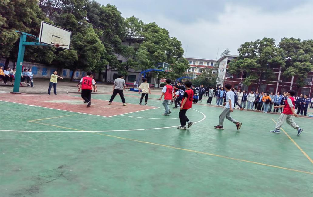 金稱市鎮(zhèn)初級中學舉行八年級男子籃球賽