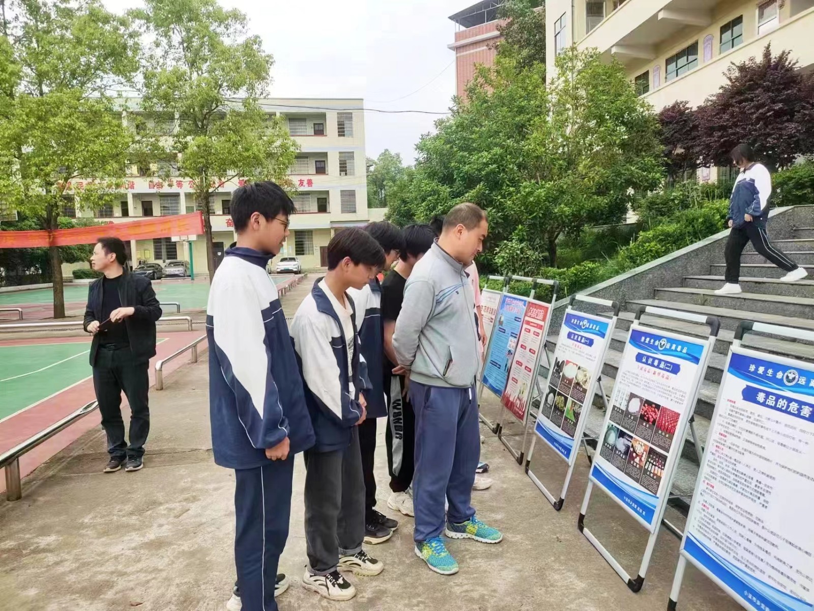 護(hù)航青春助成長(zhǎng)　禁毒宣傳進(jìn)校園