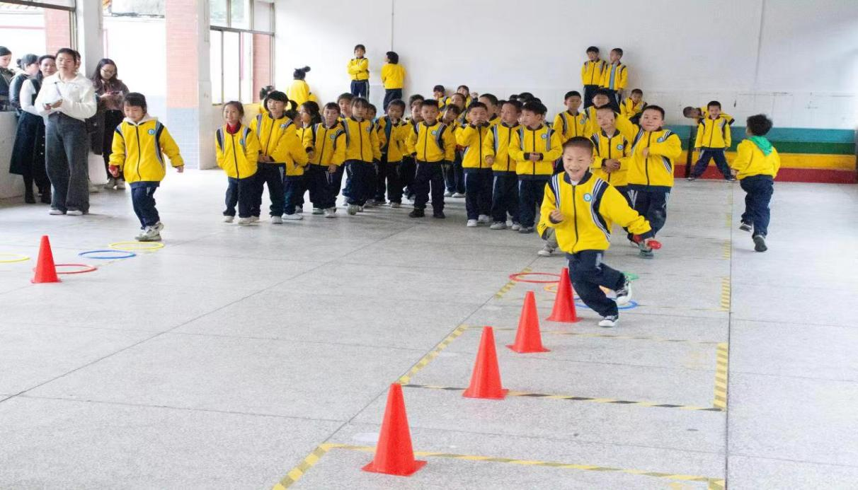 展體育課堂風(fēng)采 促孩子健康成長