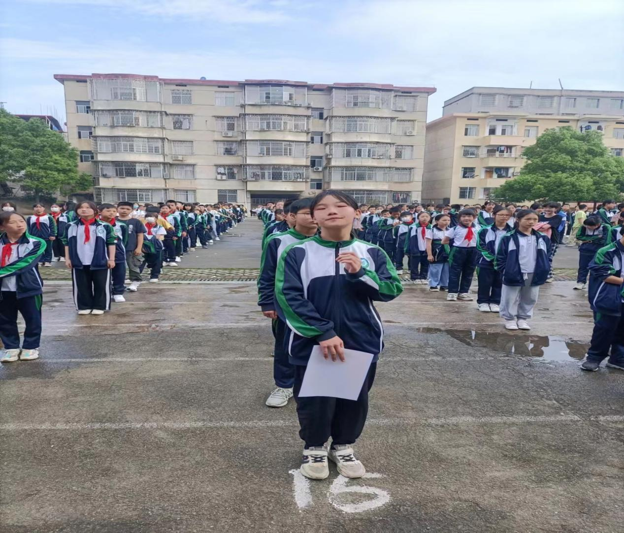 舉行六年級(jí)畢業(yè)復(fù)習(xí)動(dòng)員會(huì)