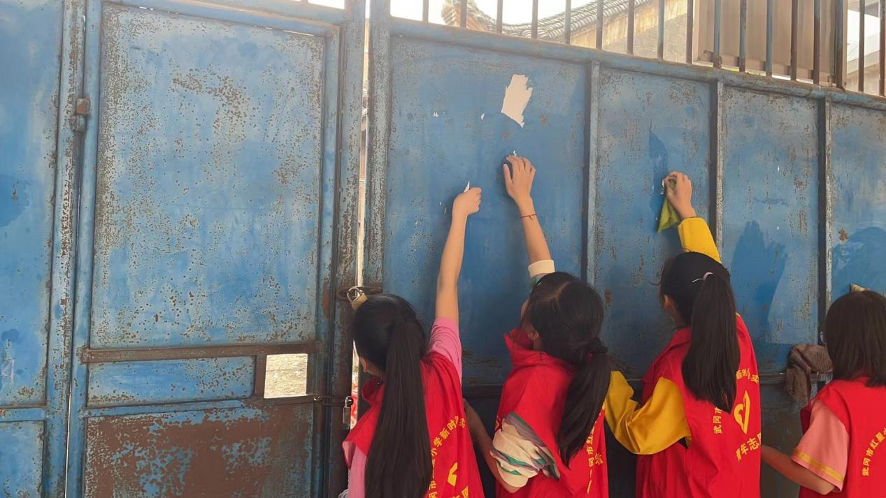 清理校園牛皮蘚，爭當環(huán)境保衛(wèi)者