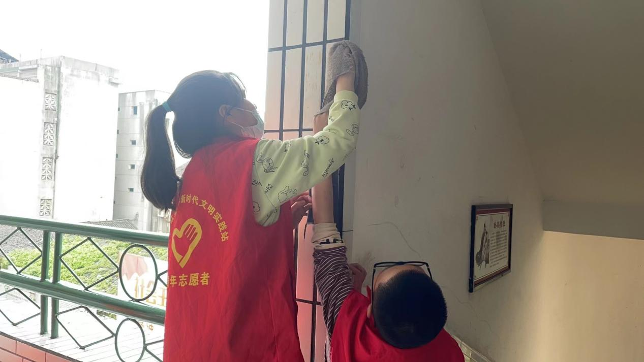 清理校園牛皮蘚，爭當環(huán)境保衛(wèi)者