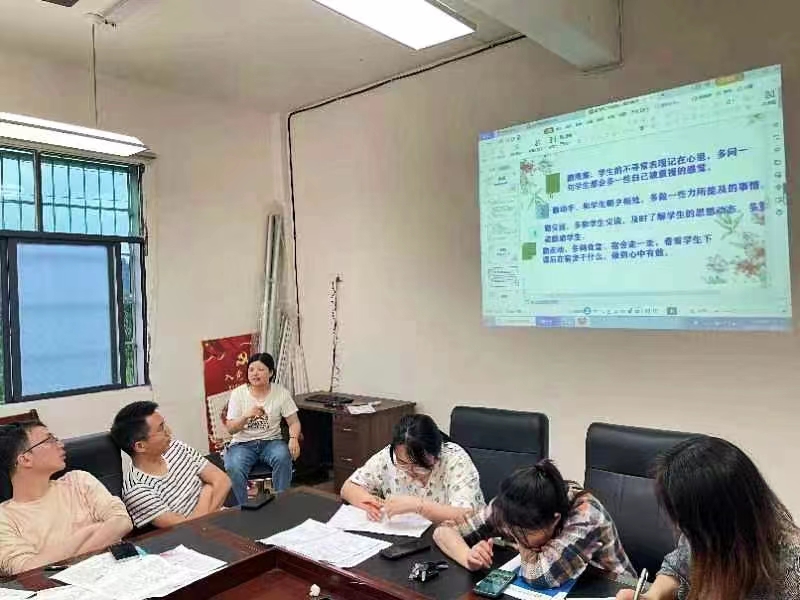 舉行校本研修線下活動(dòng) 暨班主任培訓(xùn)