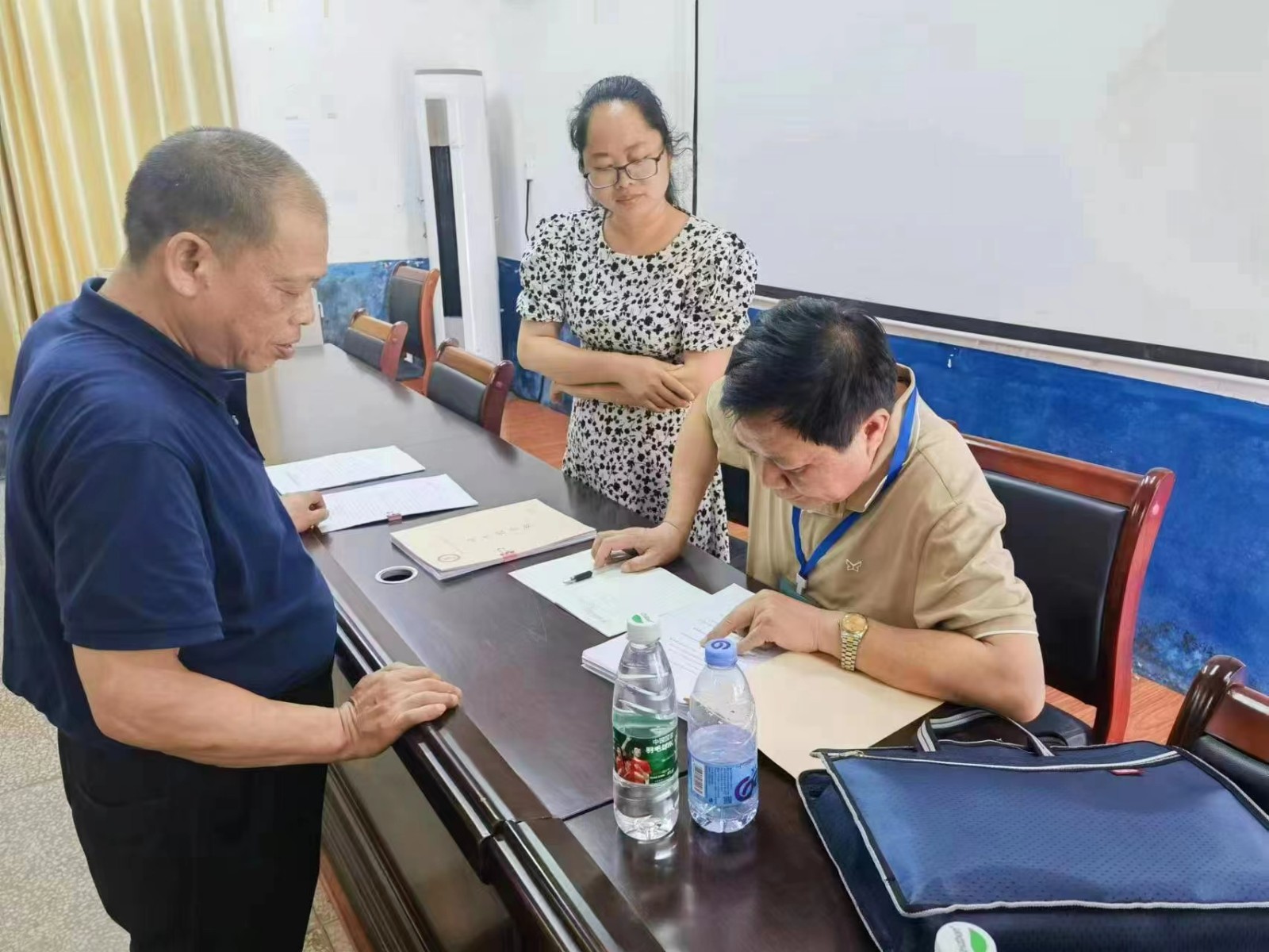 國家義務(wù)教育質(zhì)量監(jiān)測(cè)視導(dǎo)員 蒞臨諸甲亭鄉(xiāng)中心完全小學(xué)檢查督導(dǎo)