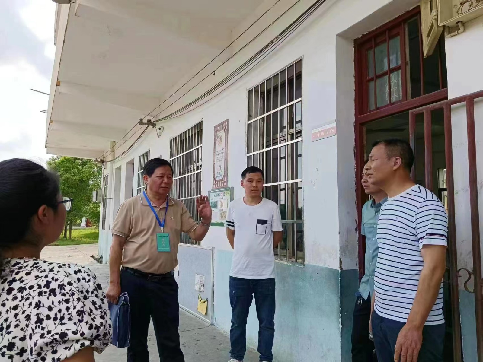 國家義務(wù)教育質(zhì)量監(jiān)測(cè)視導(dǎo)員 蒞臨諸甲亭鄉(xiāng)中心完全小學(xué)檢查督導(dǎo)