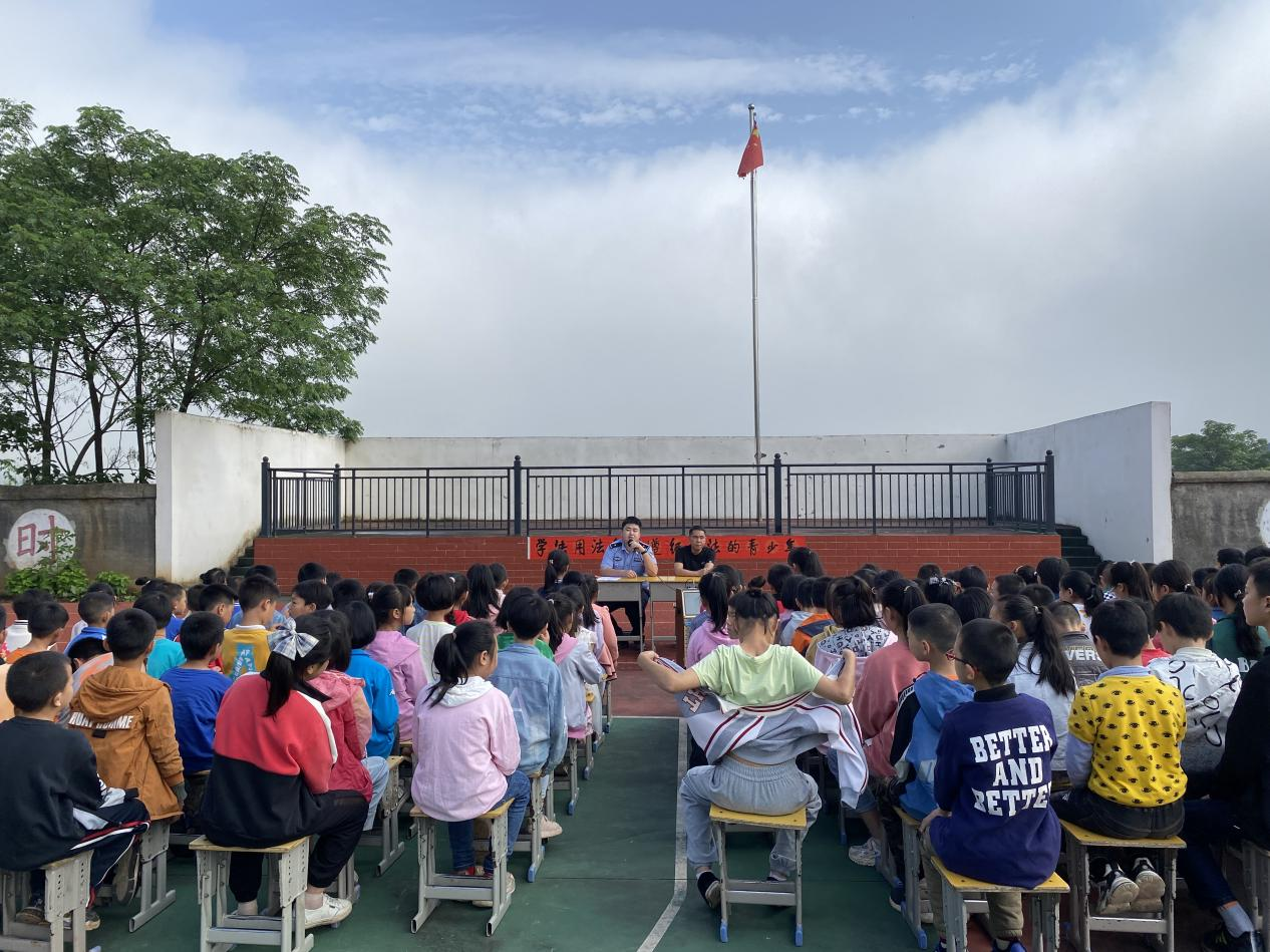 白馬田中心小學(xué) 開(kāi)設(shè)法制教育課堂