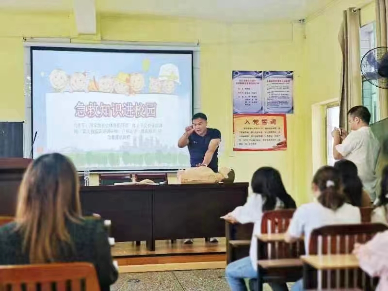 開展應(yīng)急救護(hù)知識校本研修培訓(xùn)