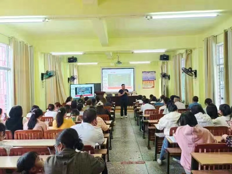 開展應(yīng)急救護(hù)知識校本研修培訓(xùn)