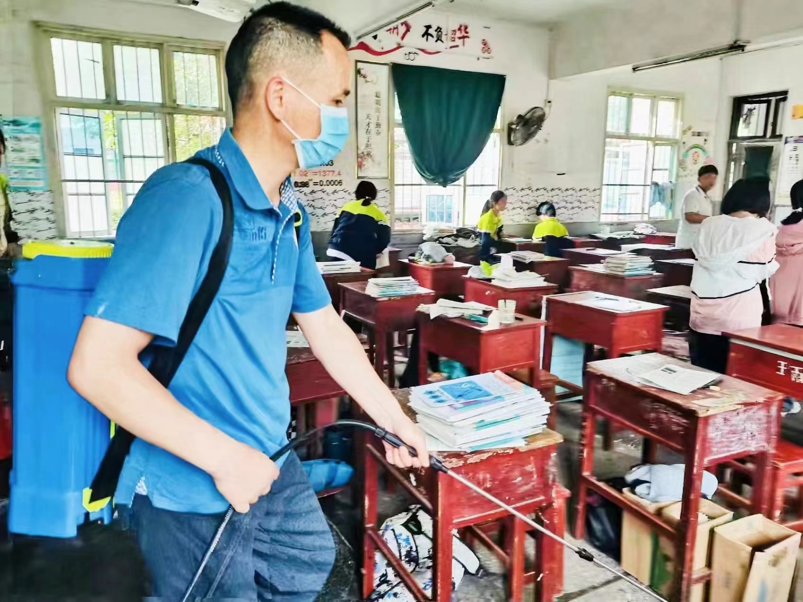 竹中校長親上陣，消毒戰(zhàn)“疫”護校園