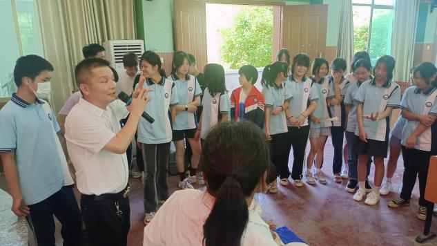 酈家坪鎮(zhèn)中學(xué)聯(lián)合鎮(zhèn)衛(wèi)生院 開展防溺水急救演練