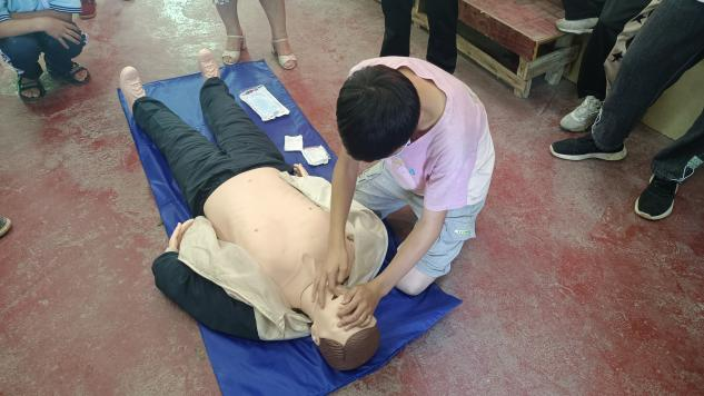 酈家坪鎮(zhèn)中學(xué)聯(lián)合鎮(zhèn)衛(wèi)生院 開展防溺水急救演練