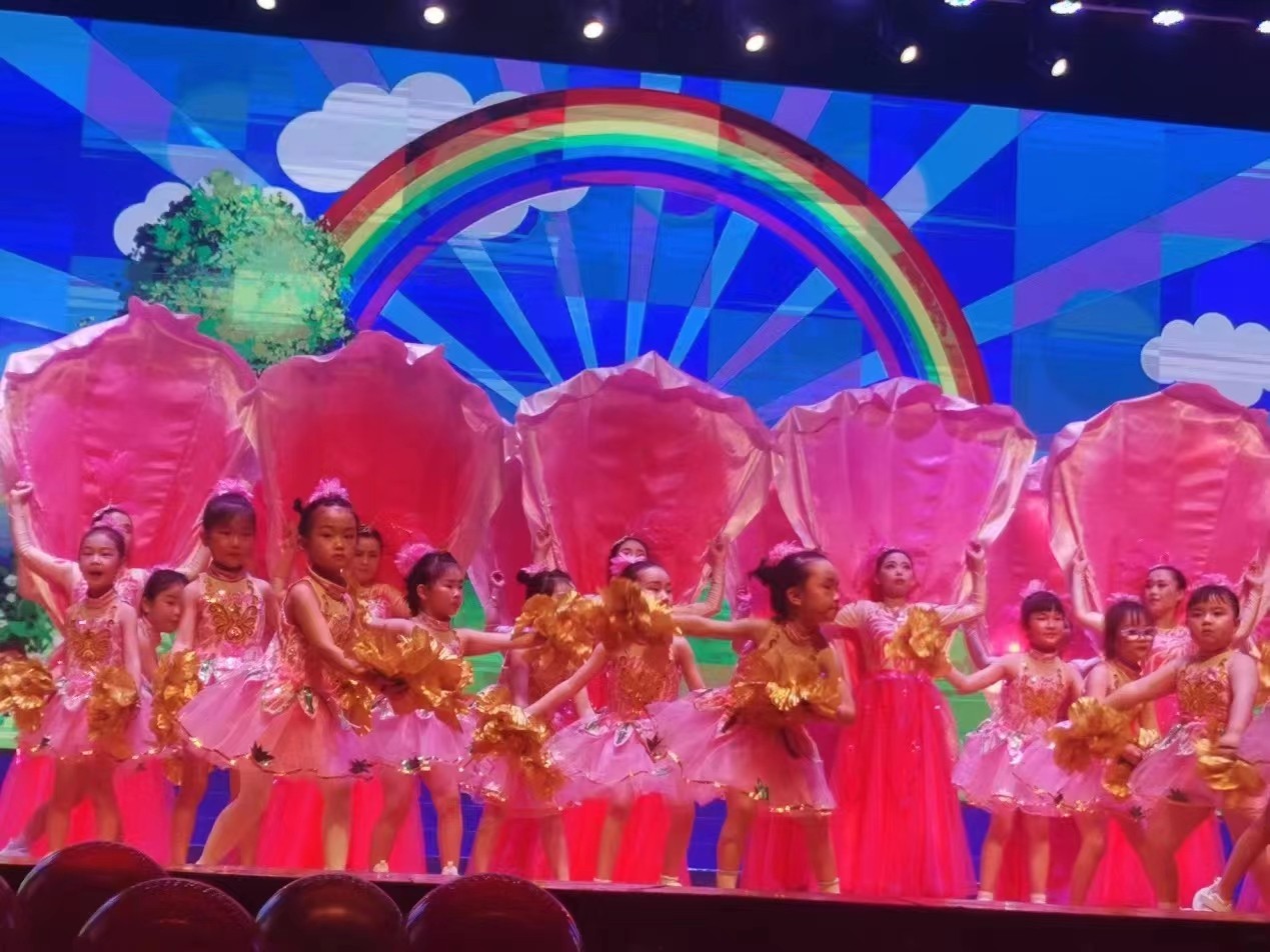 與愛(ài)同行，筑夢(mèng)成長(zhǎng)