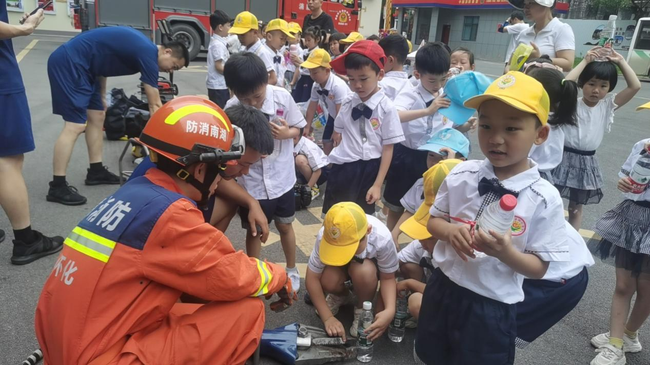 辰溪縣幼兒園開展“消防宣傳進萬家，平安相伴你我他”消防主題活動