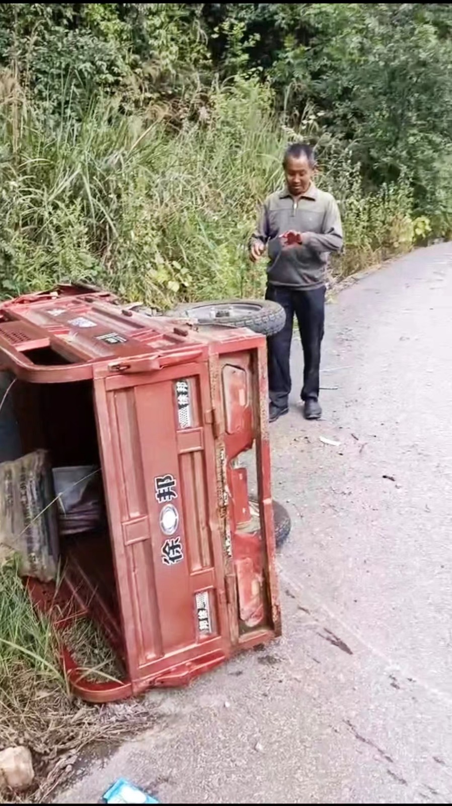 七旬老人駕車不慎側(cè)翻 司法局干部挺身而出，暖心救助