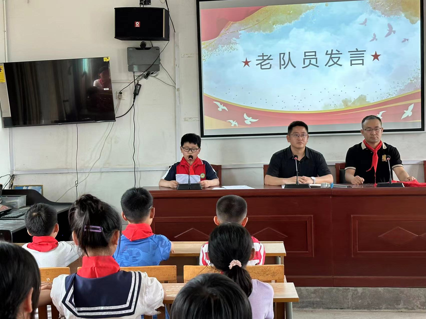 白沙中心小學(xué)舉行少先隊(duì)新隊(duì)員入隊(duì)儀式