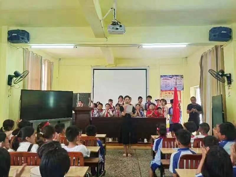 塘田市鎮(zhèn)中心完小舉行少先隊員入隊儀式