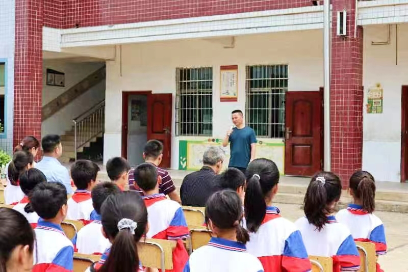酈家坪鎮(zhèn)鎮(zhèn)長(zhǎng)唐林強(qiáng)到 姚家鋪小學(xué)開(kāi)展防溺水安全教育