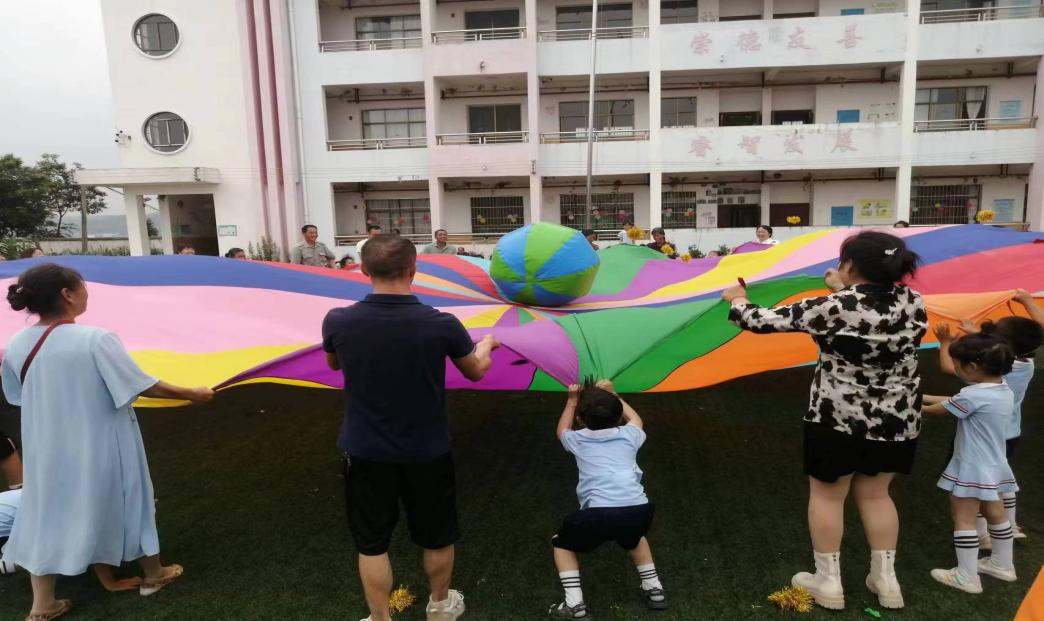 萬(wàn)塘鄉(xiāng)白馬田幼兒園 舉行“六一”文藝展演暨親子拓展游戲